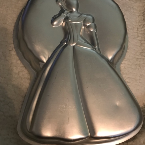 Wilton Barbie cake Pan - Like new - Picture 2 of 2